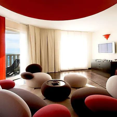 3.14 Hotel